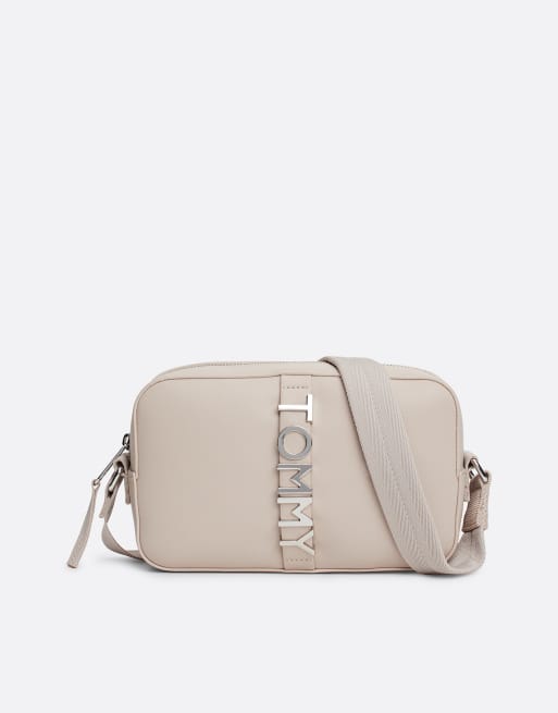 Tommy Jeans – City – Kameratasche in Beige mit Metall-Logo