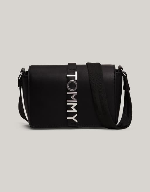 Tommy Jeans City Umhangetasche in Schwarz mit Logo und Umschlagklappe ASOS