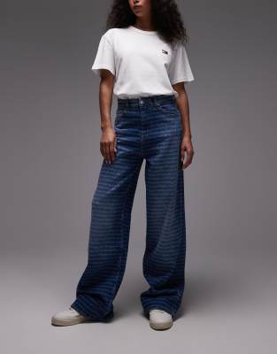 Tommy Jeans - Claire - Jeans in dunkler Waschung mit weitem Bein und Logo-Muster-Blau