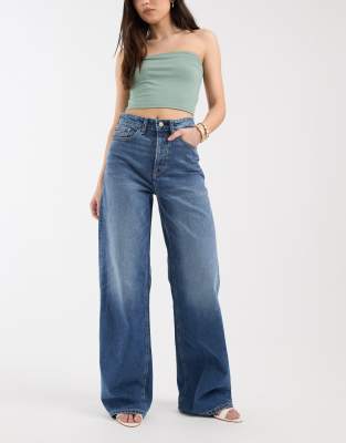 Tommy Jeans - Claire - Jeans in verwaschenem Mittelblau mit hohem Bund und weitem Bein