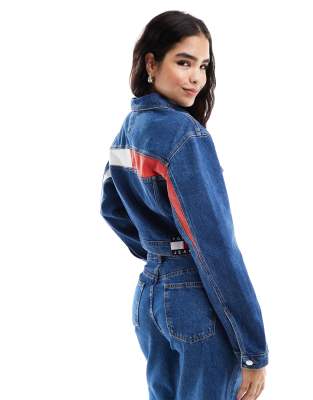 Tommy Jeans - Claire - Jeansjacke in mittlerer Waschung mit Kapuze-Blau