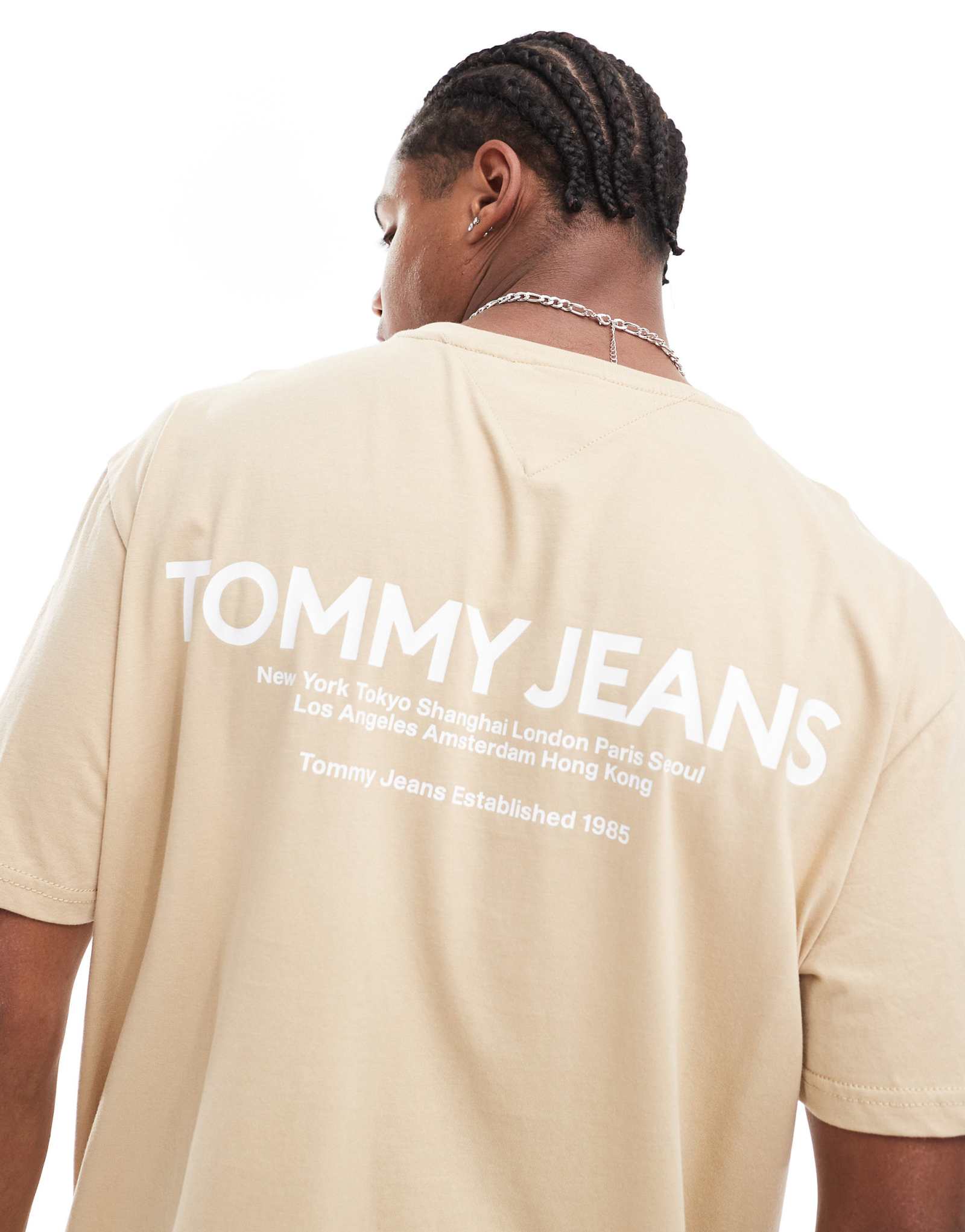 Классическая футболка Tommy Jeans с линейным принтом на спине бежевого цвета