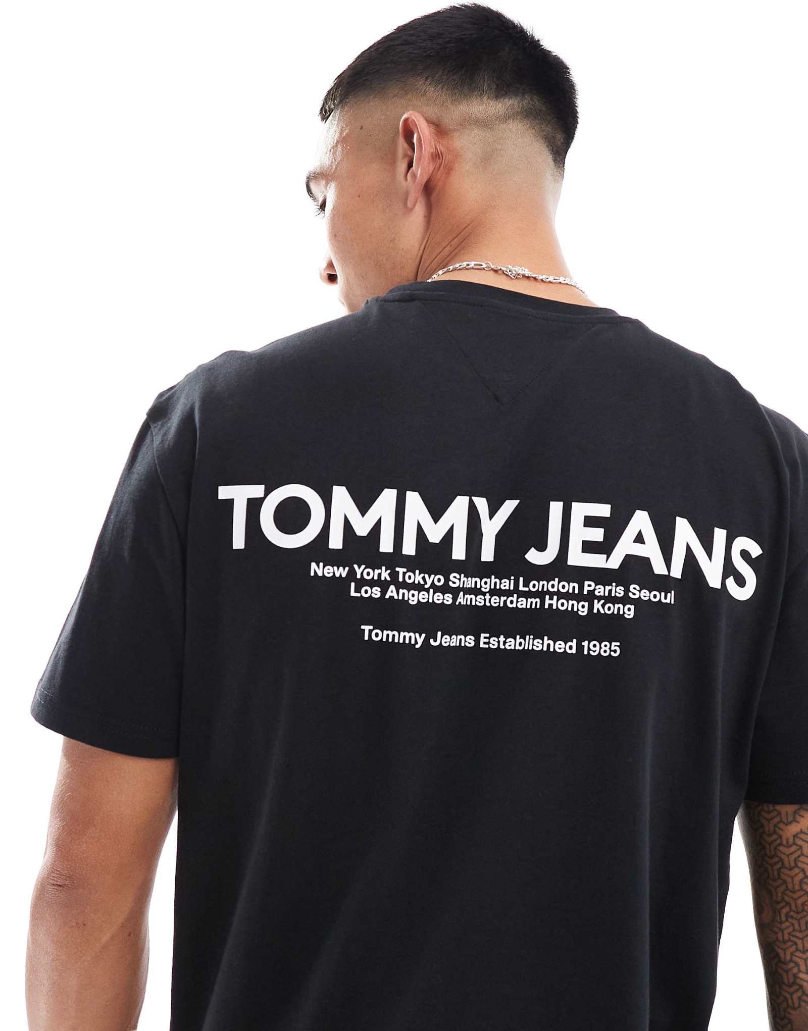 Классическая футболка Tommy Jeans с линейным принтом сзади черного цвета