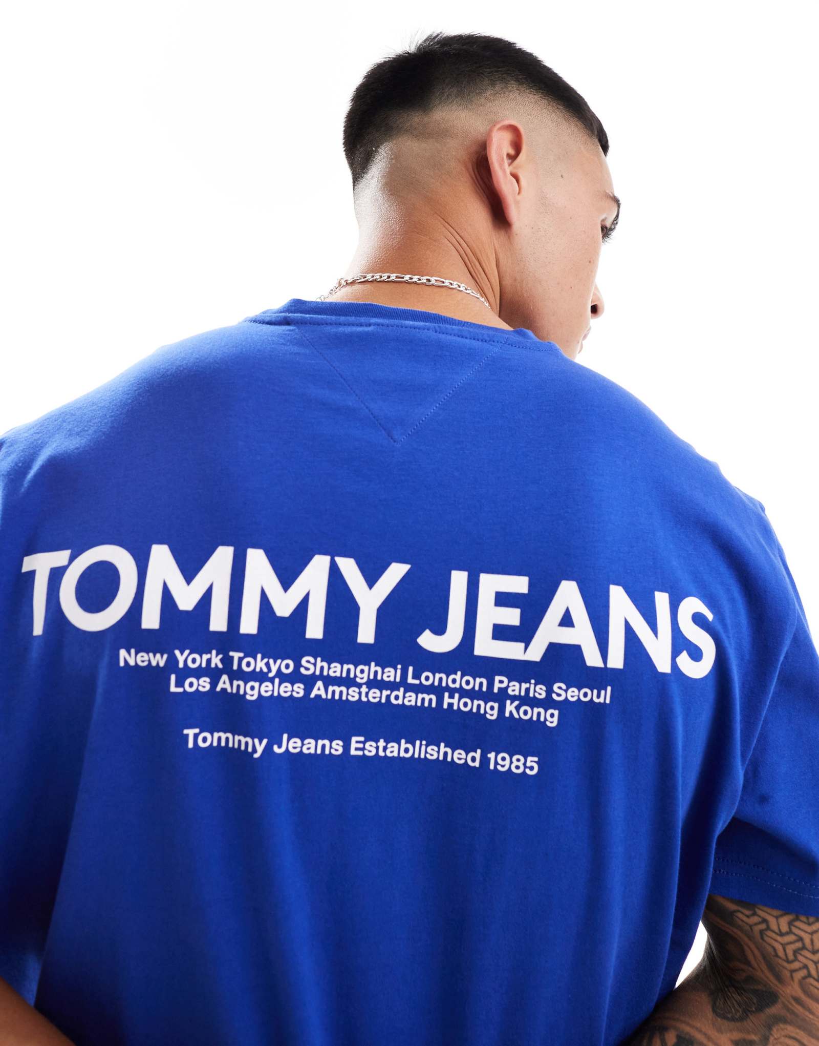 Классическая футболка Tommy Jeans с линейным принтом сзади синего цвета