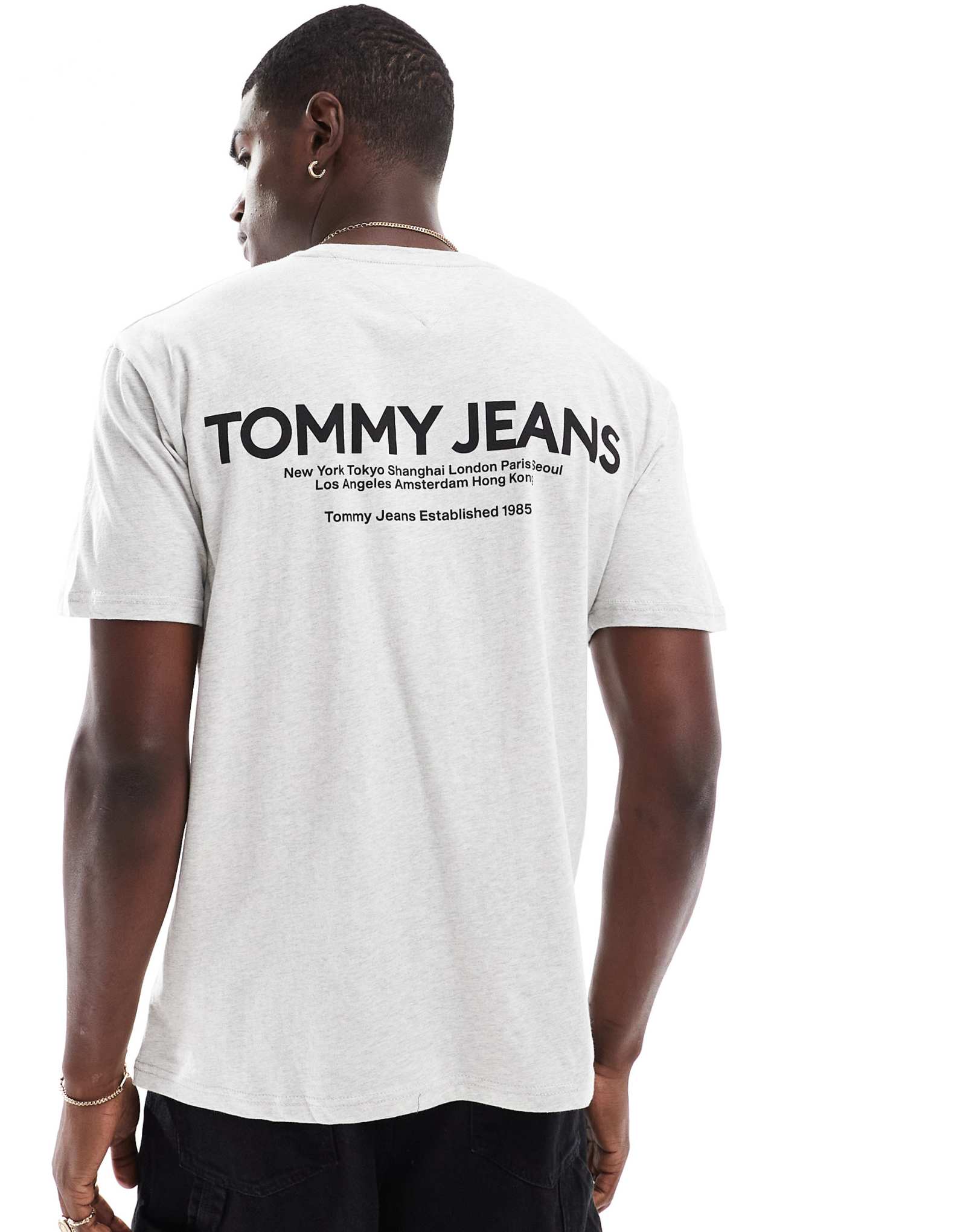 Классическая футболка Tommy Jeans с линейным принтом сзади серого цвета