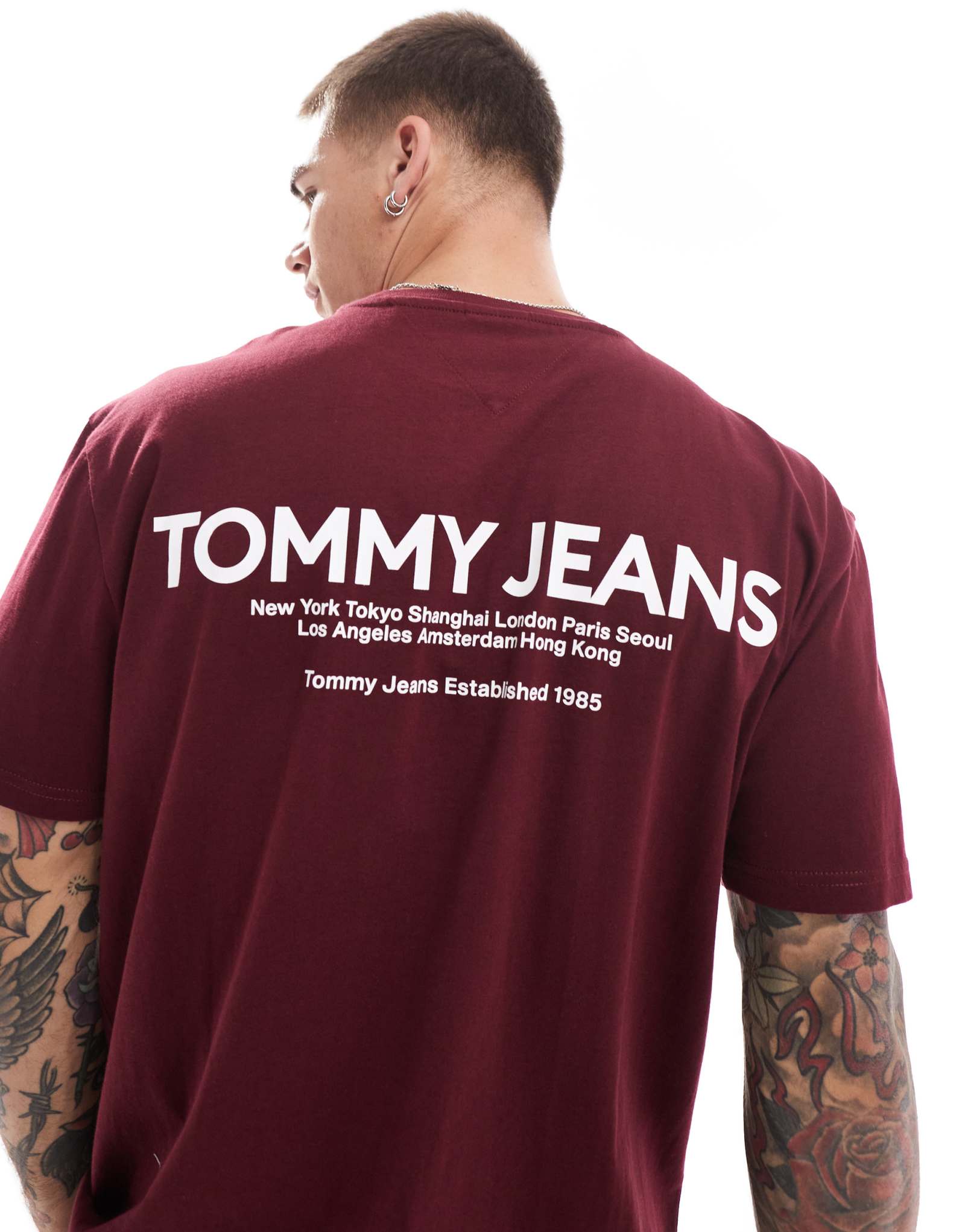 Классическая футболка Tommy Jeans с линейным принтом сзади сливового цвета