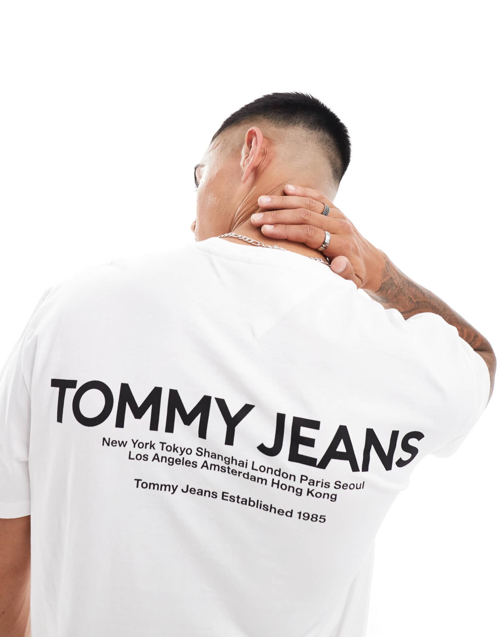 Классическая футболка Tommy Jeans с линейным принтом сзади белого цвета