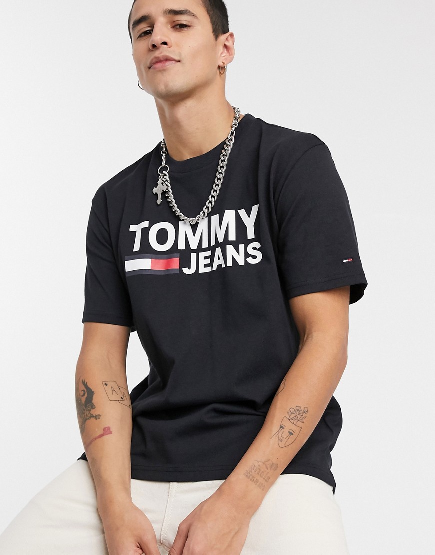 Tommy Jeans Classics - T-shirt nera con logo a bandiera sul petto-Nero