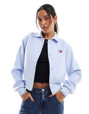 Tommy Jeans - College-Bomberjacke in Hellblau mit kurzem Schnitt