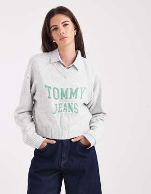 Tommy Jeans - College-Pullover in Grau und Grün mit V-Ausschnitt