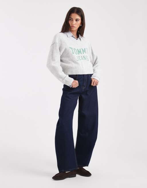 Tommy Jeans – College-Pullover in Grau und Grün mit V-Ausschnitt, 3 von 4