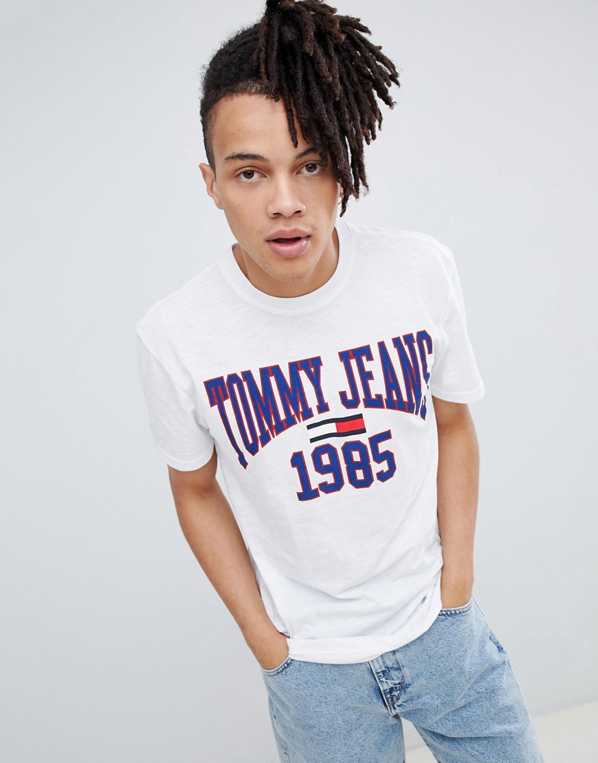Tommy Jeans - Collegiate - T-shirt bianca con logo a 1985 bandiere-Bianco