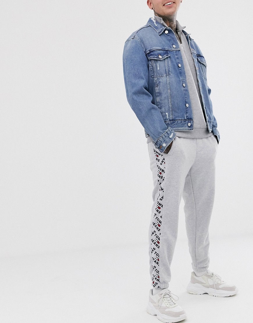 Tommy Jeans – Corporate – Grå mjukisbyxor med tejpade logotypdetaljer