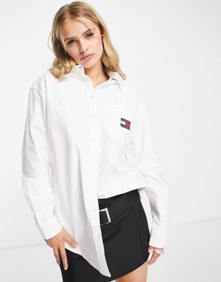 Tommy Jeans cotton badge boyfriend shirt in white | ASOS