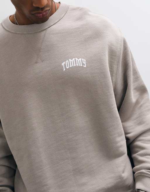 Tommy Jeans cotton varsity logo relaxed-fit sweatshirt met ronde hals in stone, 3 van 5