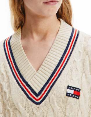 Tommy Jeans – Cricket-Pulloverkleid in Beige mit V-Ausschnitt und Logo |  ASOS