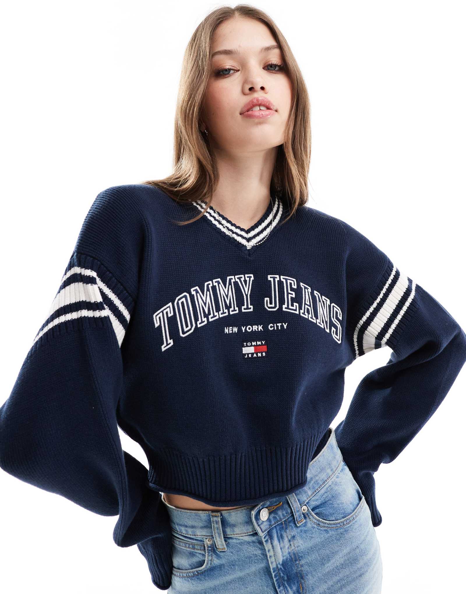 Укороченный университетский свитер с v-образным вырезом Tommy Jeans темно-синего цвета