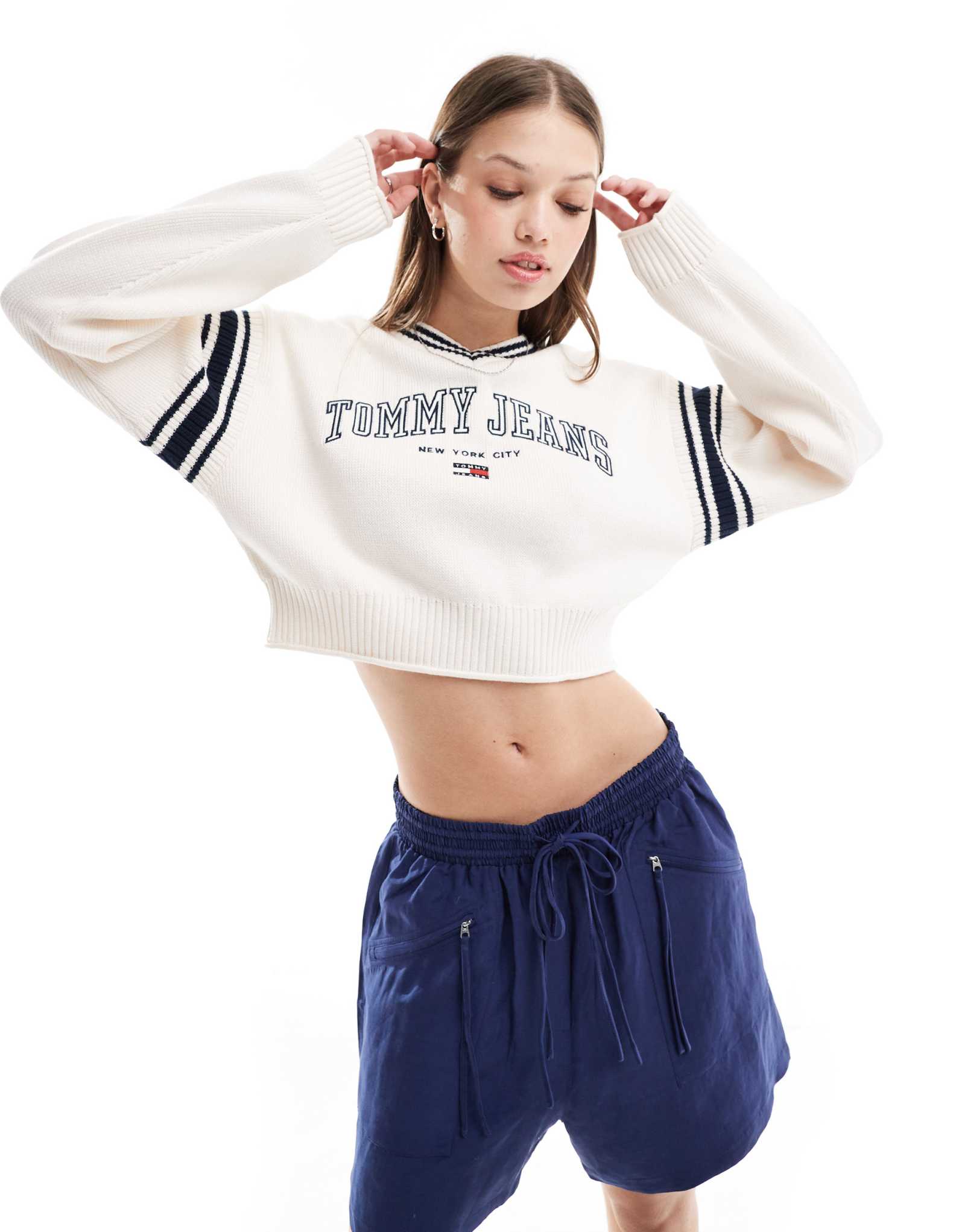 Укороченный университетский свитер с v-образным вырезом Tommy Jeans белого цвета