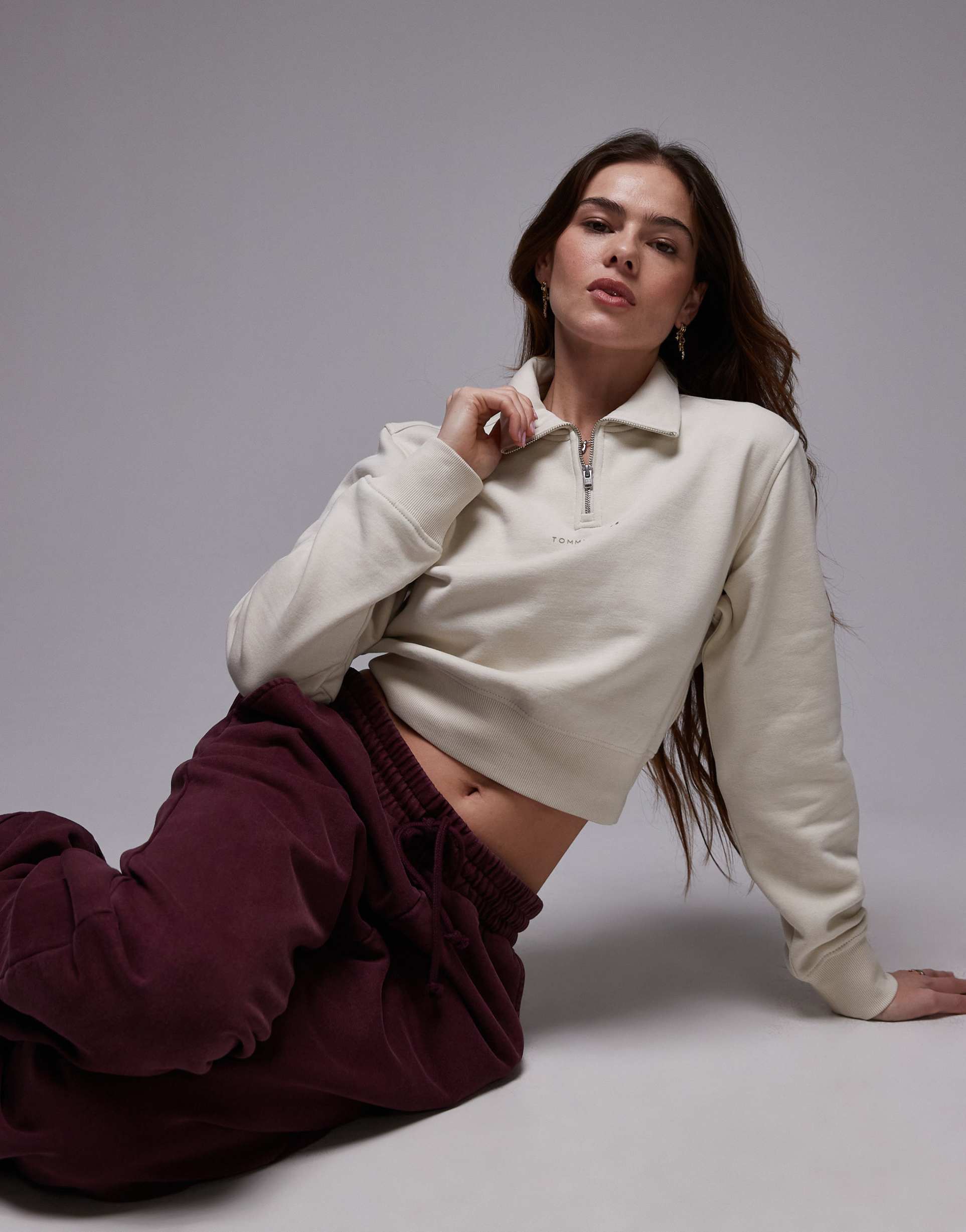 tommy jeans cropped 1/4 zip sweatshirt in off white