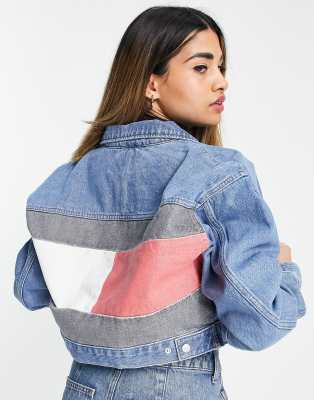 Tommy Jeans - Cropped denim truckerjack met vlag op de achterkant in  mid-wash | ASOS