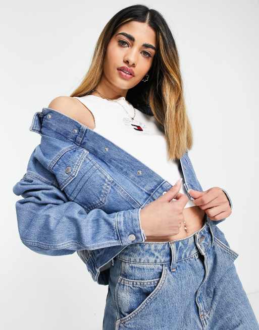 Tommy Jeans cropped flag back print denim trucker jacket in mid wash | ASOS