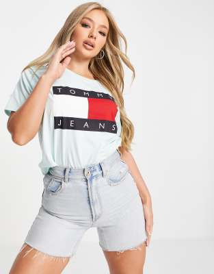 Tシャツ・カットソー      Jeans Classic Small Flag Tommy Jeans cropped flag logo T-shirt in light blue | ASOS