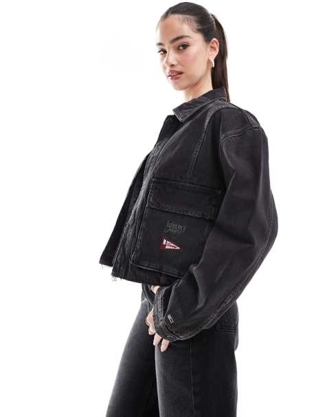 Tommy Jeans – Cropped Jeansjacke in Dunkelgrau mit unversäubertem Saum - view 1