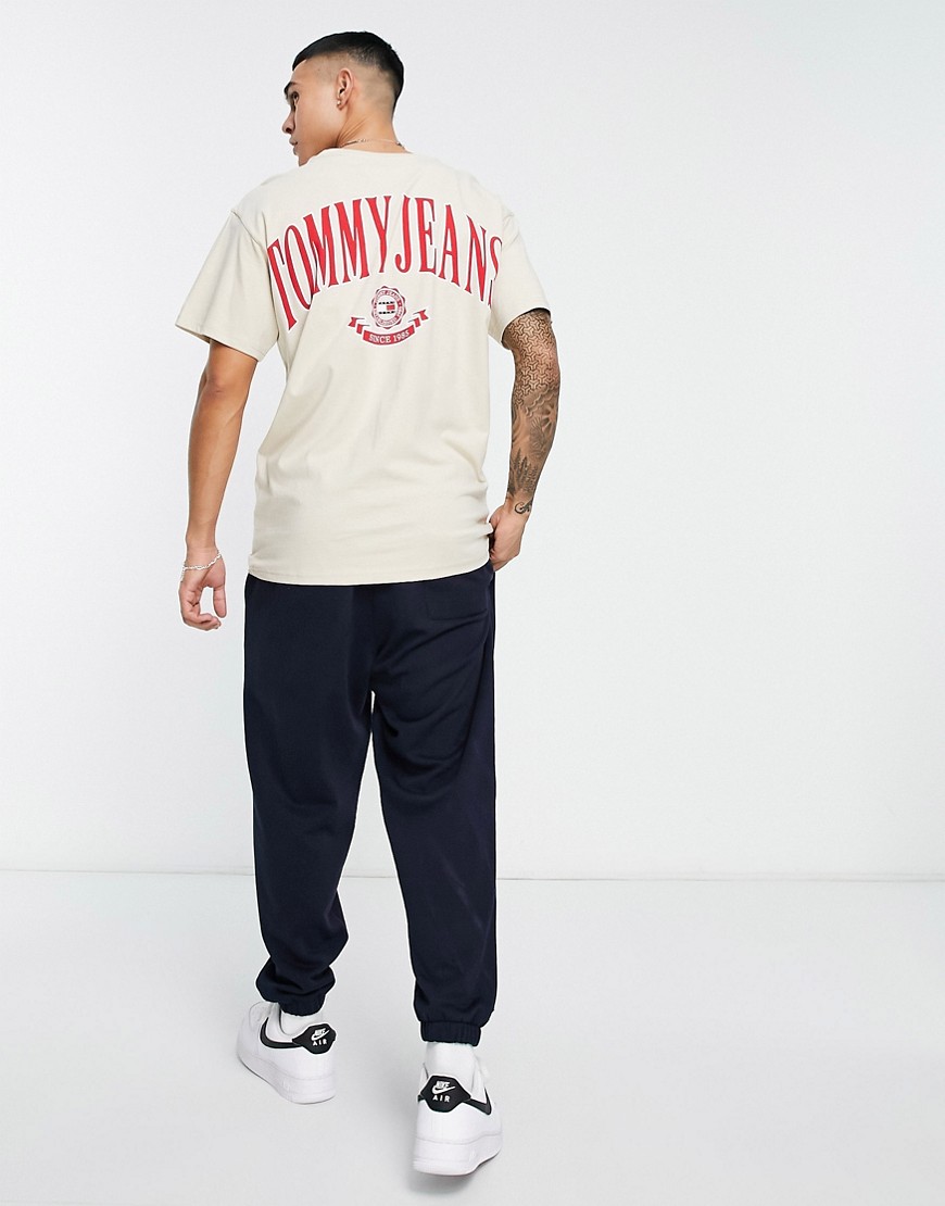 Tommy Jeans curved logo T-shirt in beige-Neutral