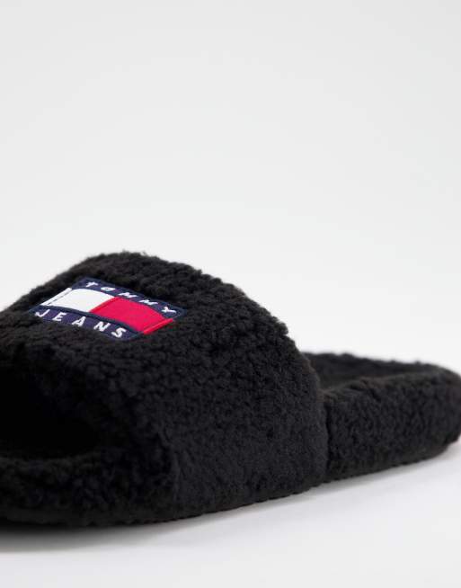 Tommy Jeans – Czarne futerkowe klapki z logo z flagą, 2 z 4