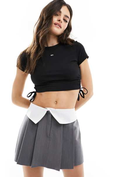 Tommy Jeans – Czarny prążkowany top o krótkim fasonie - view 1