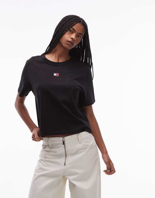 Tommy Jeans – Czarny T-shirt o pudełkowym kroju z naszywką na środku