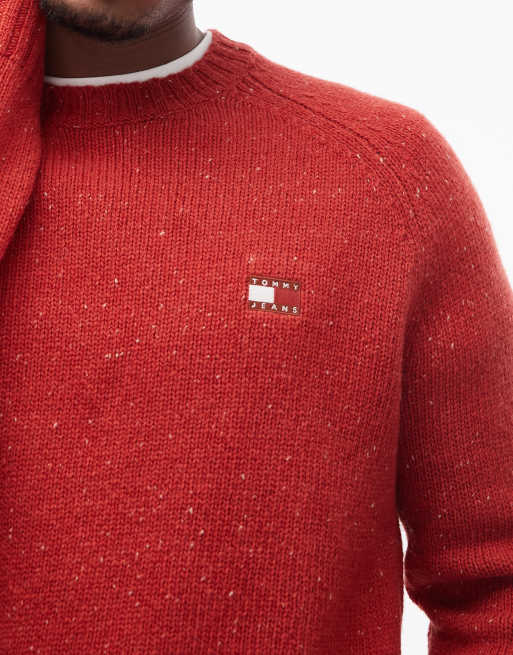Tommy Jeans – Czerwony nakrapiany sweter z logo Flag na piersi, 5 z 5