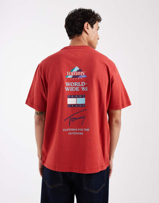 Tommy Jeans – Czerwony T-shirt z logo z flagą i z nadrukiem górskich szczytów na plecach