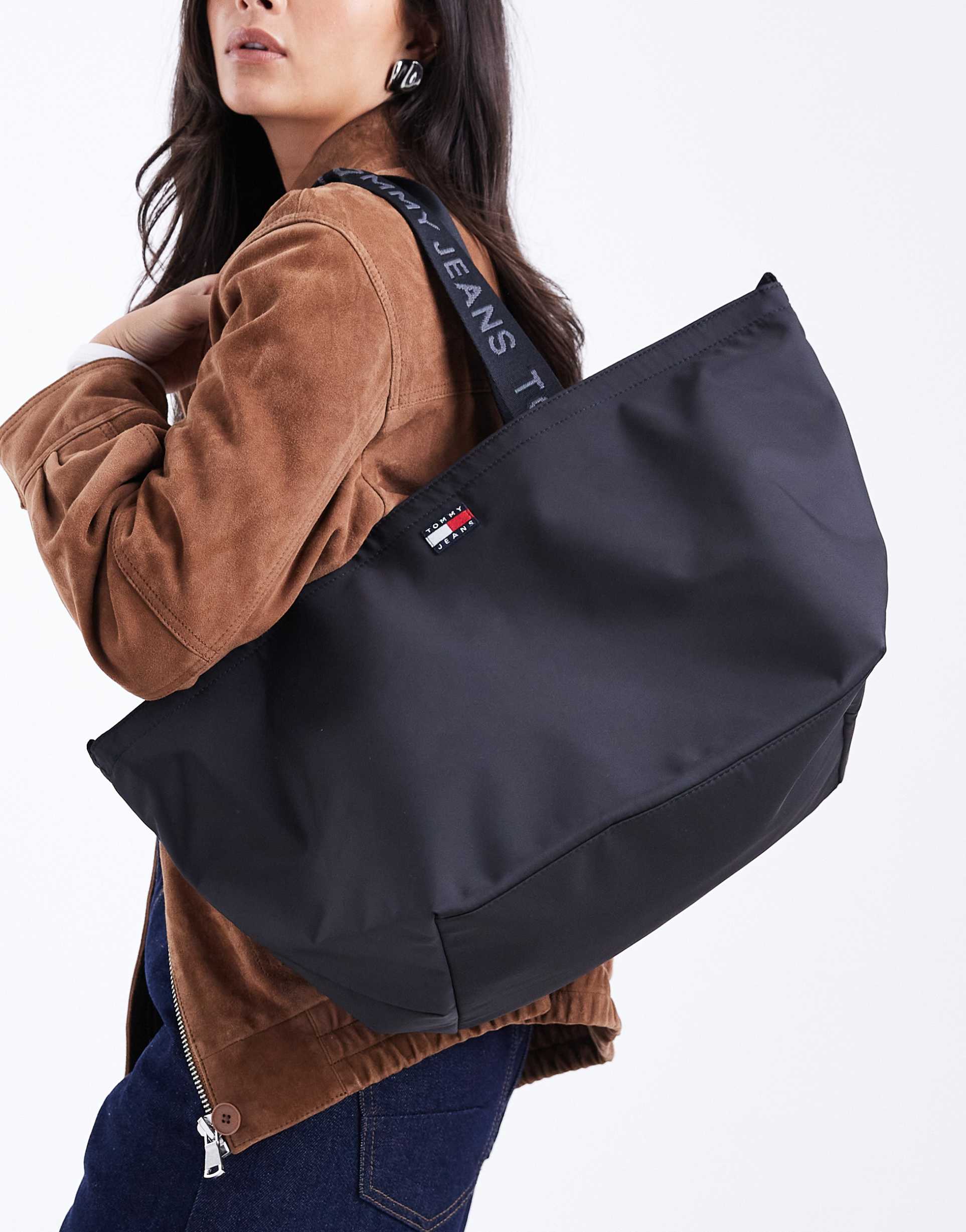 tommy jeans daily essentials tote bag in black