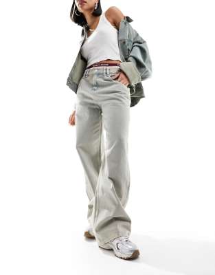 Tommy Jeans Tommy Jeans Daisy baggy jeans in light wash-Blue
