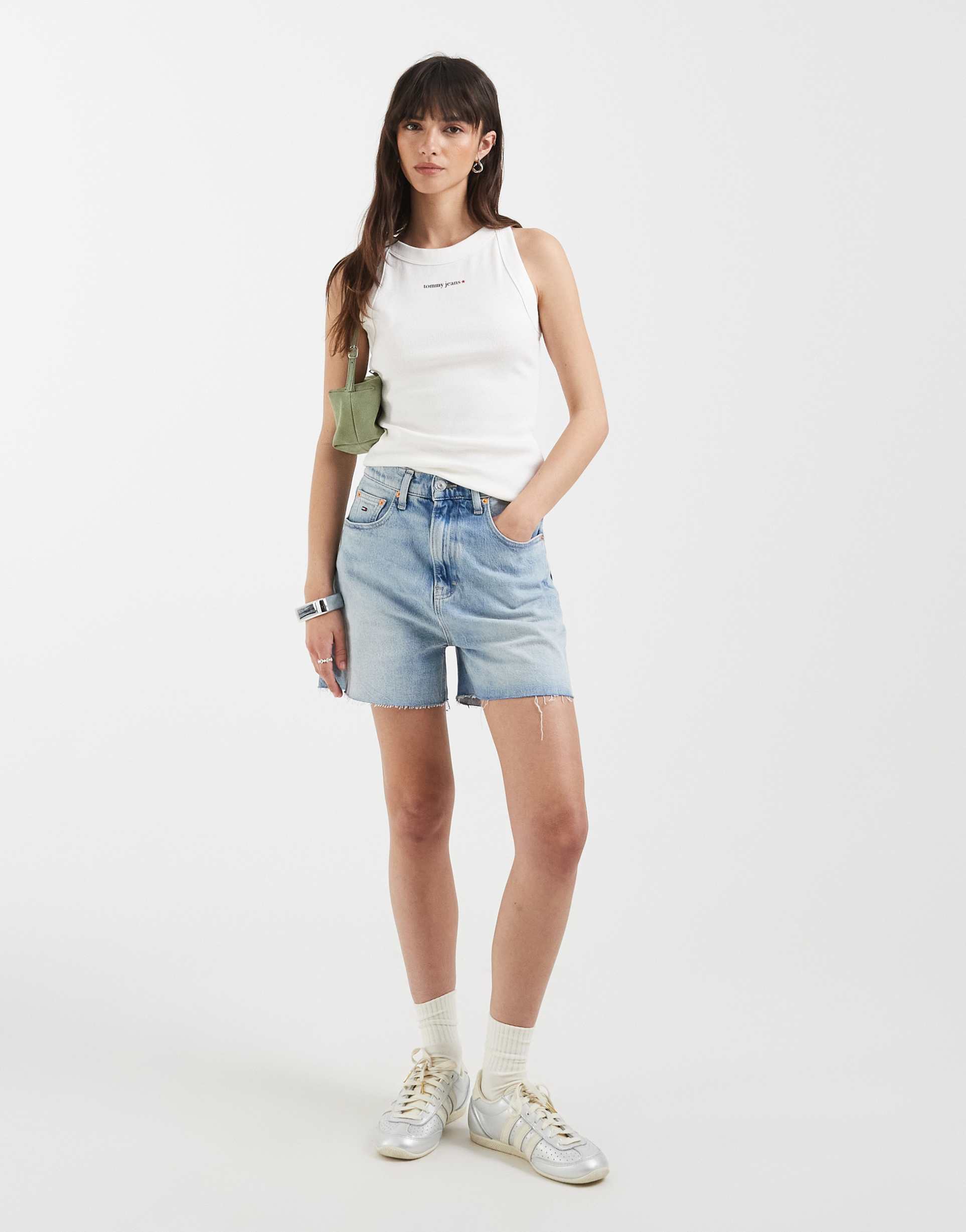 tommy jeans denim mom shorts in light wash blue