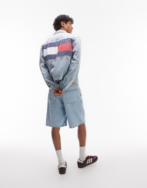 Tommy Jeans - Denimjakke med vintage-flagprint på ryggen i lys vask