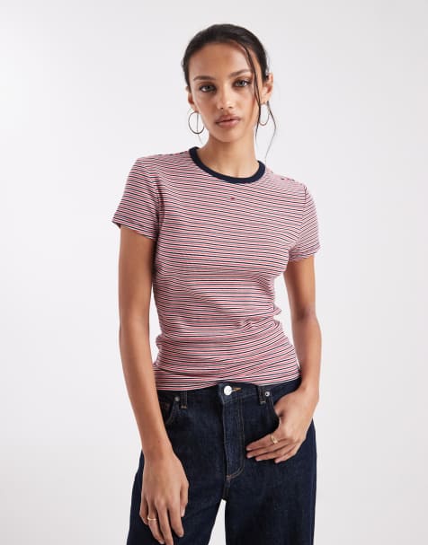 Tommy Jeans – Dopasowany prążkowany T-shirt w czerwono-biało-granatowe paski z lamówkami - view 1