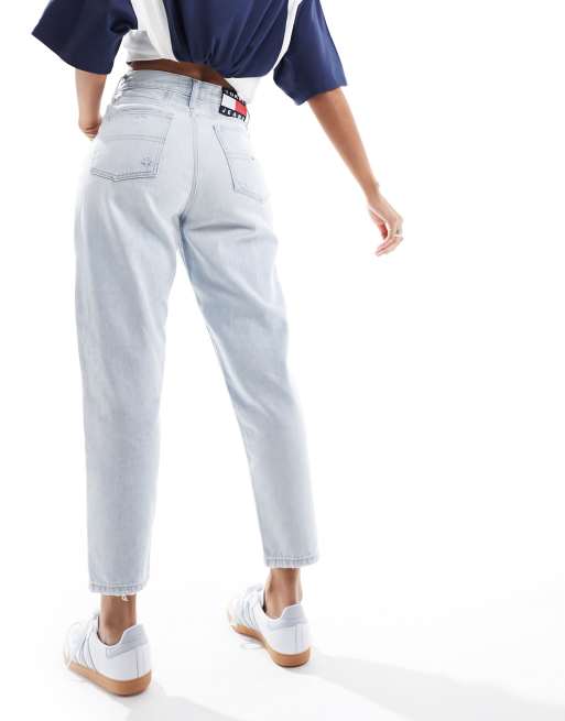 Tommy Jeans - Ekstra højtaljede mom-jeans med flænger og tapered pasform i lys vask