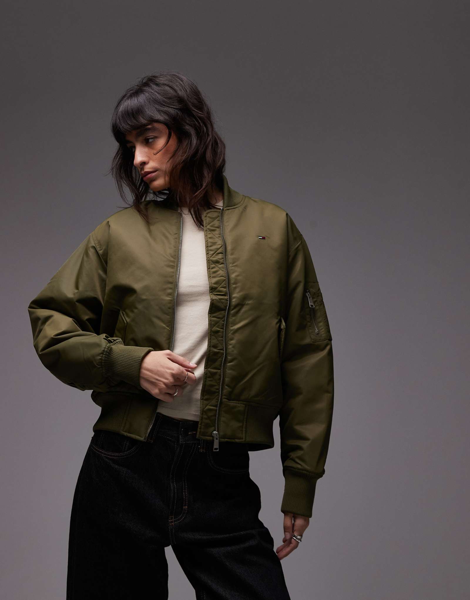 Незаменимая куртка-бомбер Tommy Jeans оливково-зеленого цвета 