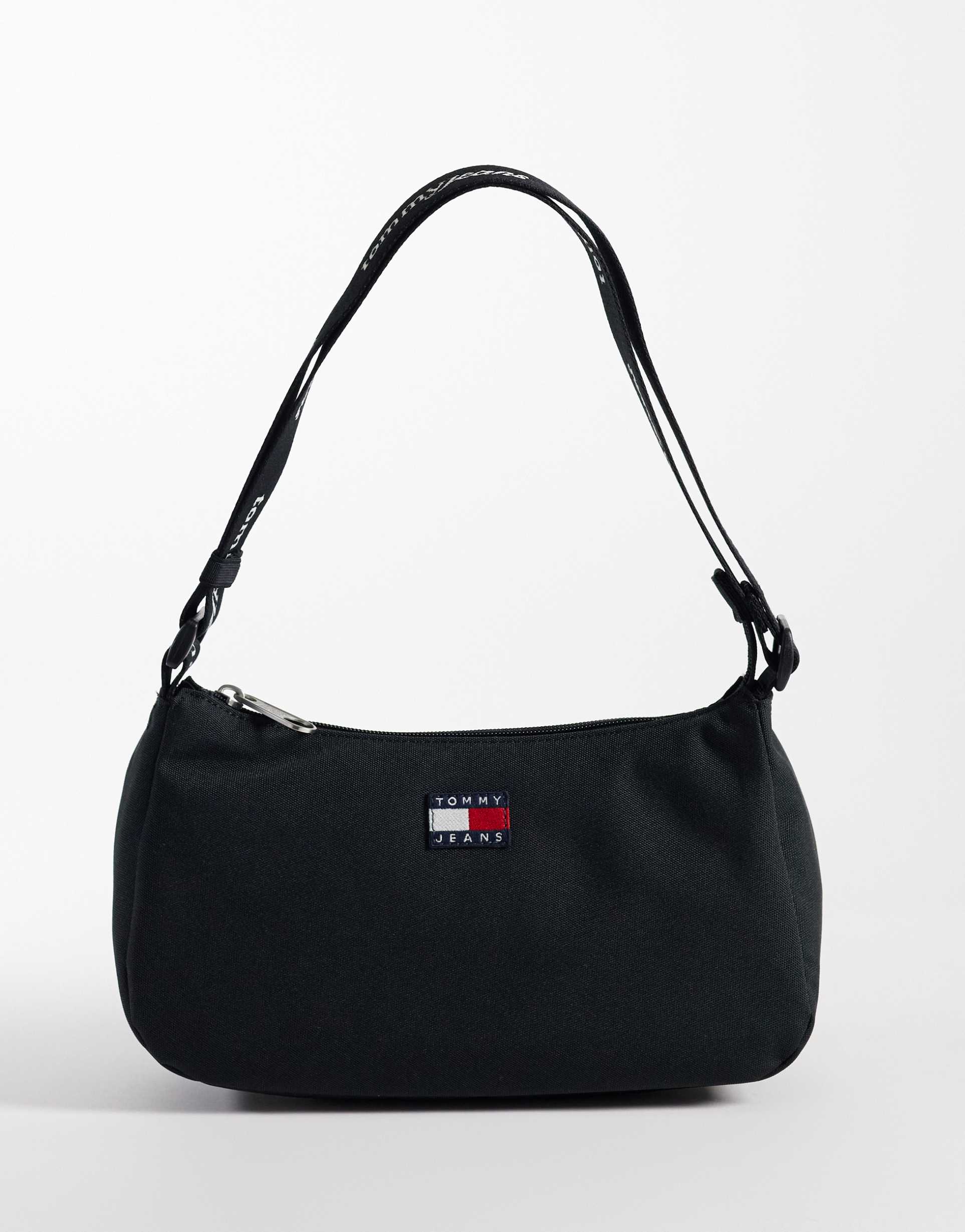 tommy jeans essential daily shoulder bag in black