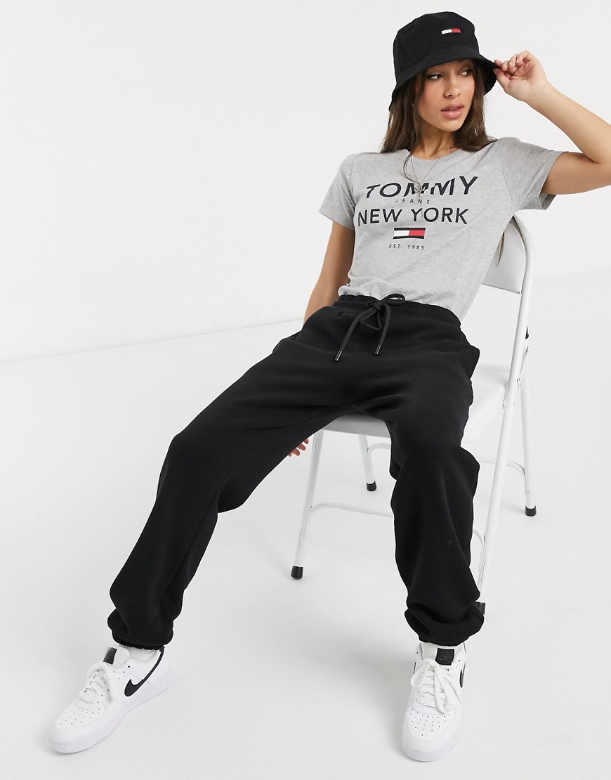 Tommy Jeans – Essential – Grå t-shirt med tryck