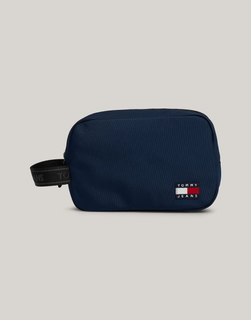 Tommy Jeans – Essential – Kulturbeutel in Blau mit Aufnäher