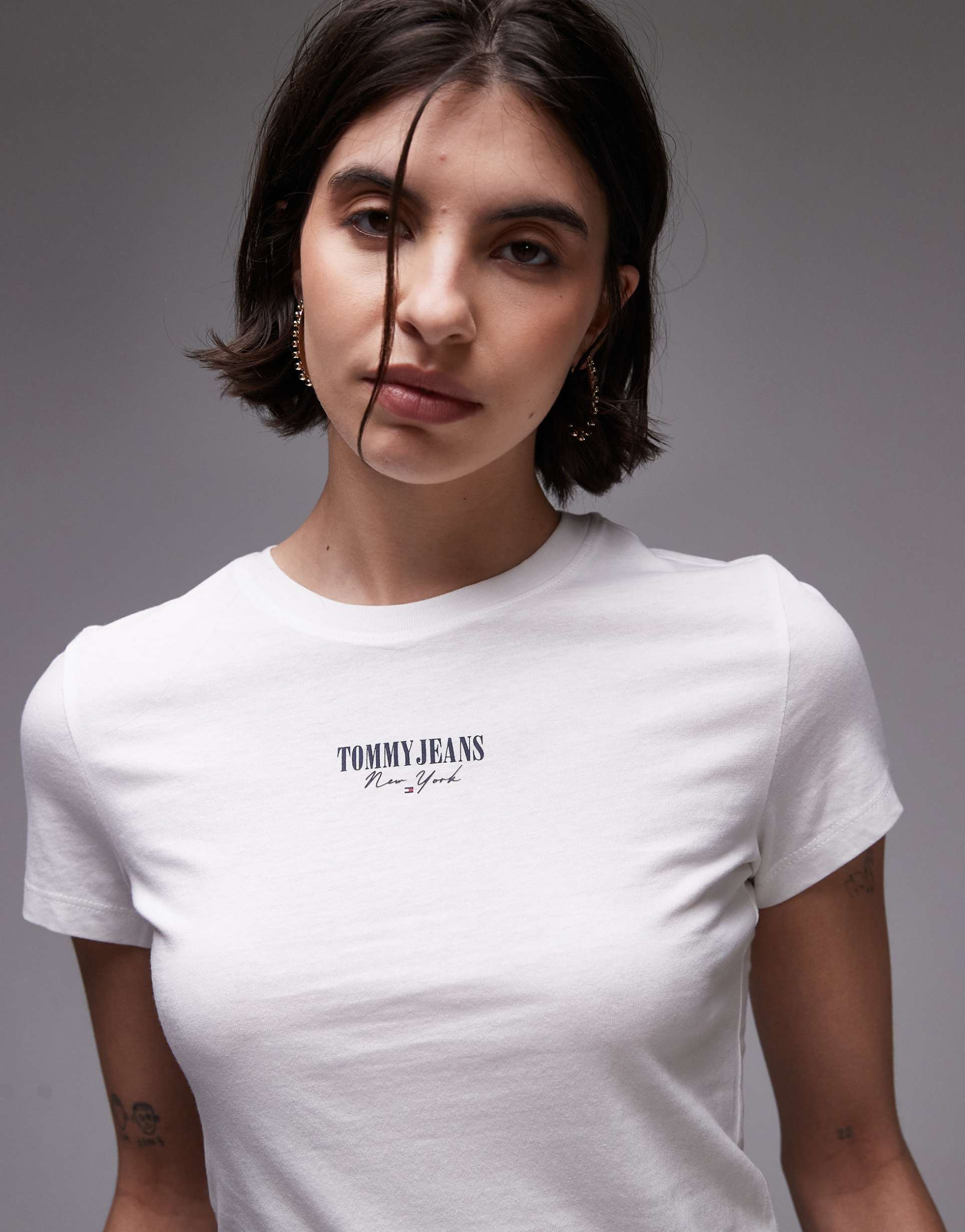 tommy jeans essential logo slim t-shirt in off white