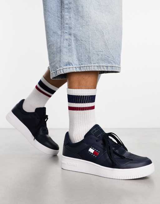 Tommy Jeans – Essential – Marinblå basketskor i retrostil