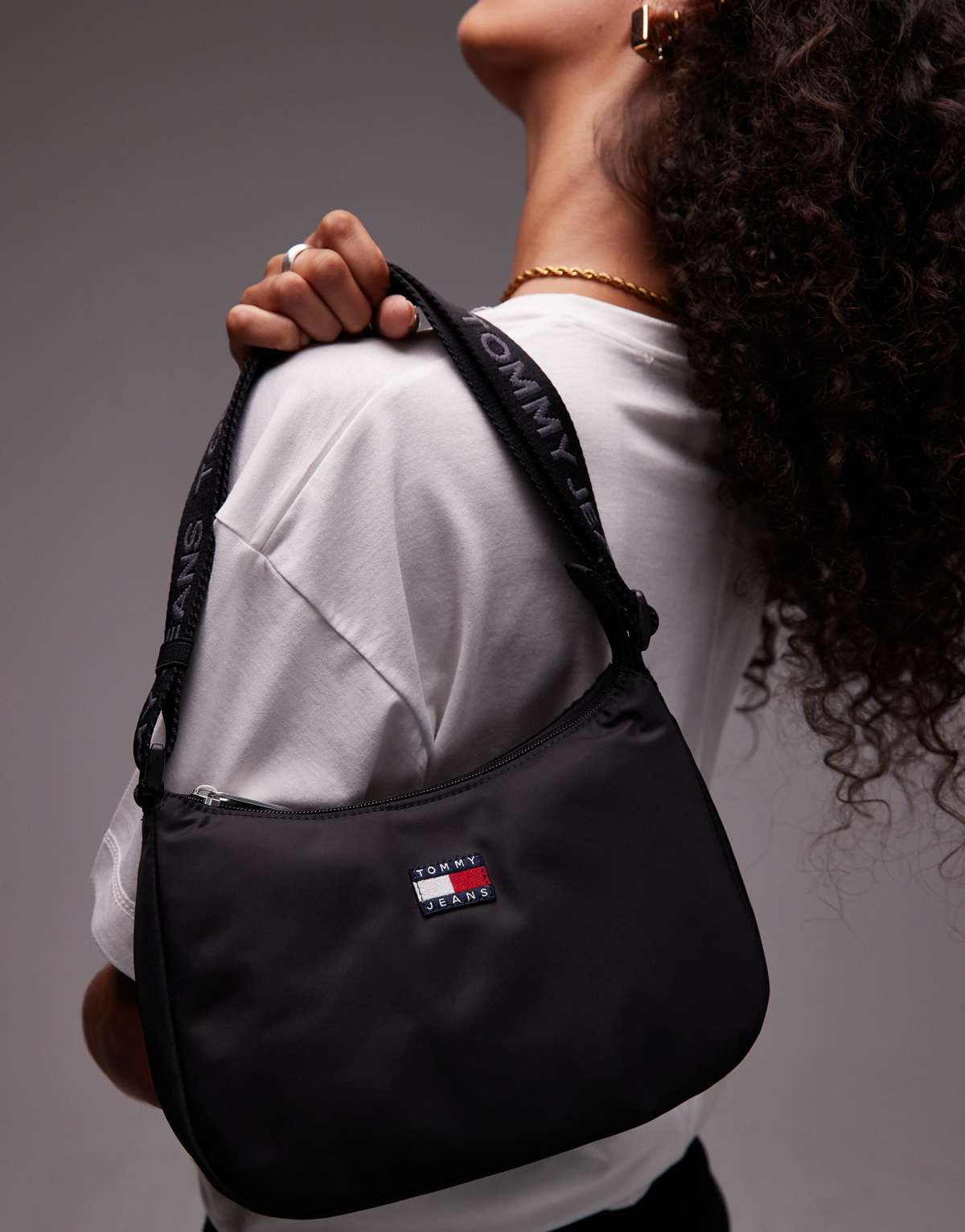Tommy Jeans essential nylon shoulder bag in black