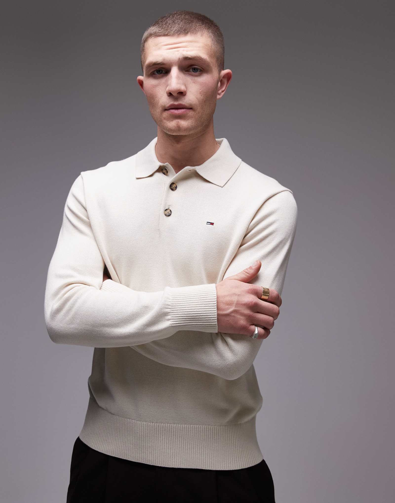 Незаменимый свитер-поло Tommy Jeans бежевого цвета