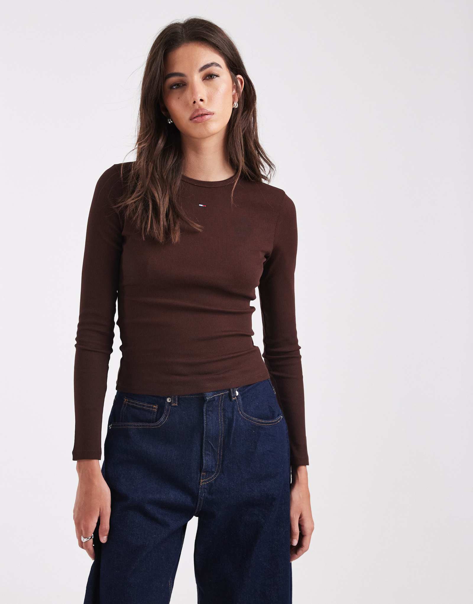 Футболка Tommy Jeans essential в рубчик с длинным рукавом коричневого цвета