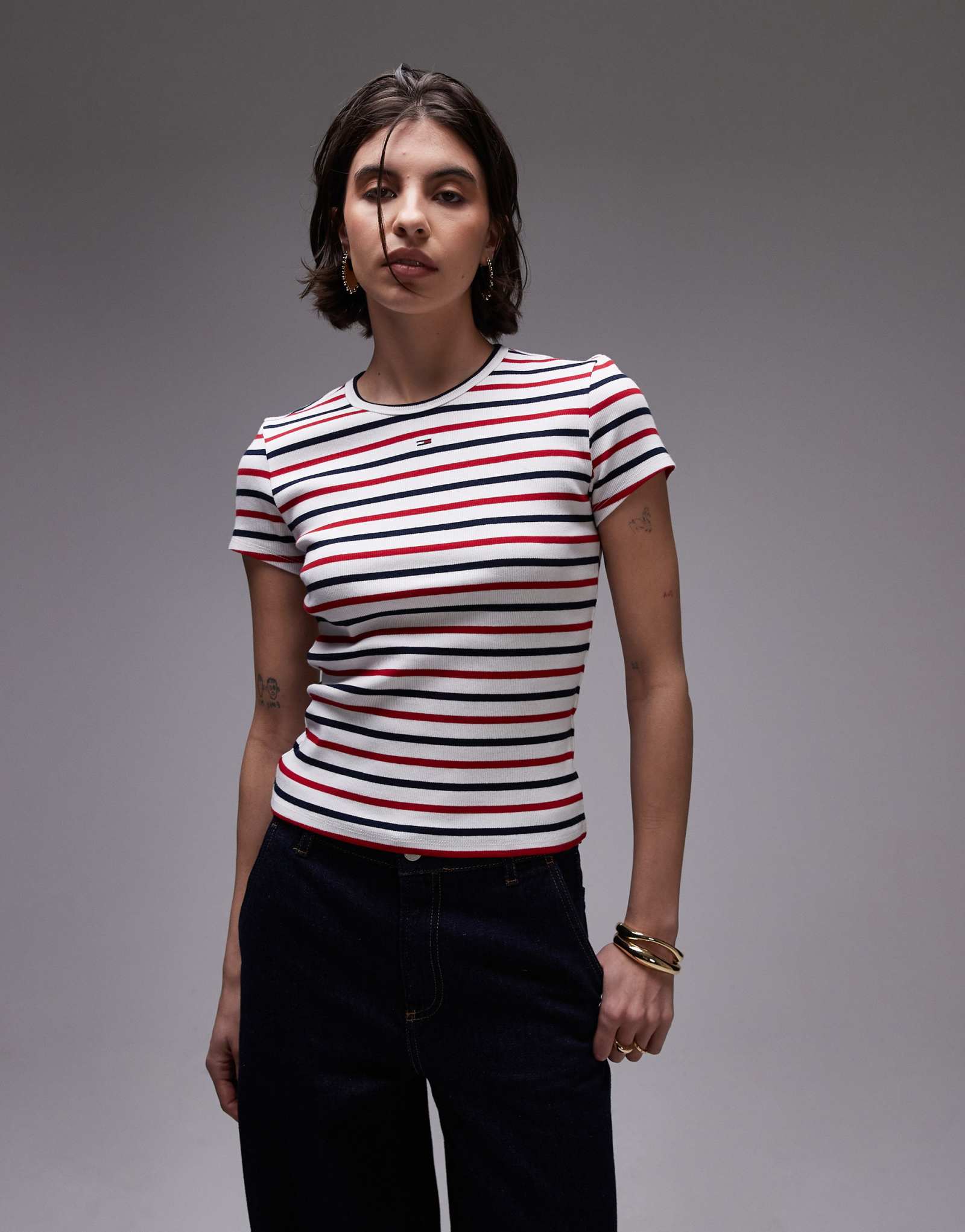 Приталенная футболка в рубчик Tommy Jeans essential в красно-белую и темно-синюю полоску