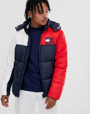 Tommy Jeans – Essential – Röd, vit och marinblå vadderad jacka med stor flagglogga-Flerfärgad